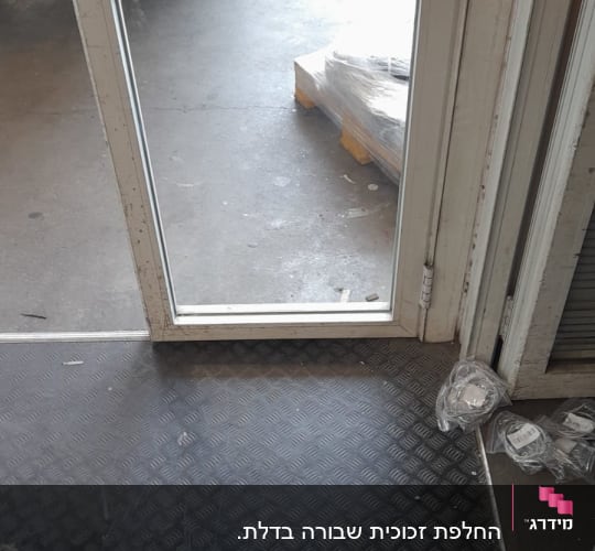 דלת זכוכית עם מסגרת מתכתית וחלון שקוף